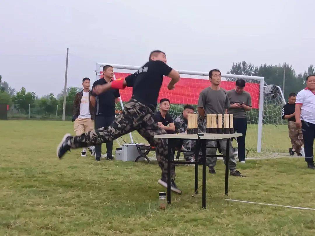关于艰难比拼中，高手在场上相互搏击的信息